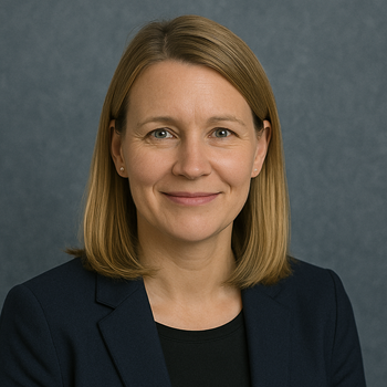 Anika Schwarz eine Frau mit blonden Haaren und dunkelblauem Blazer