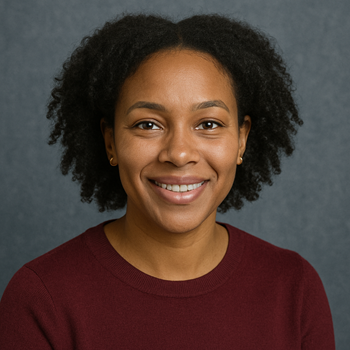 Heidi Nicklas lächelnde Frau mit lockigem Haar und burgunderrotem Pullover