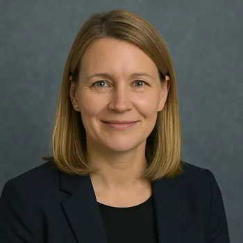 Anika Schwarz eine Frau mit blonden Haaren und dunkelblauem Blazer